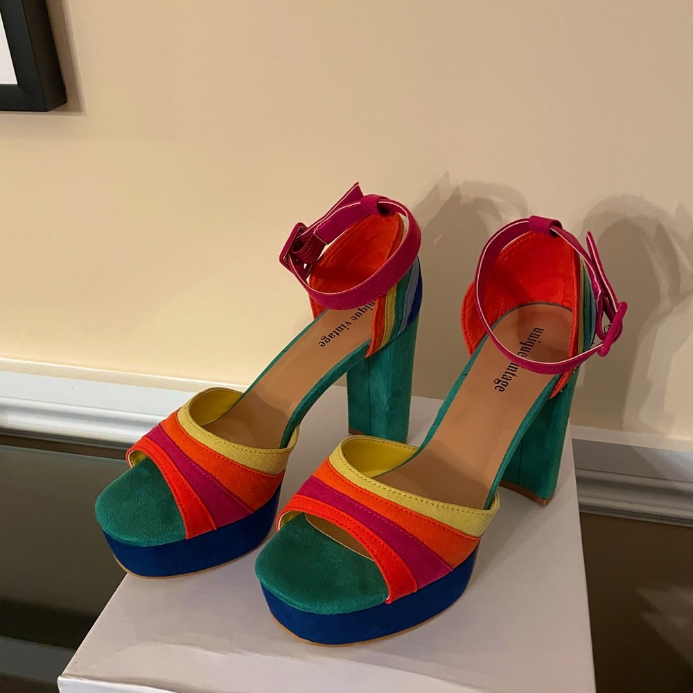 Unique Vintage size 7 Rainbow platform sandals